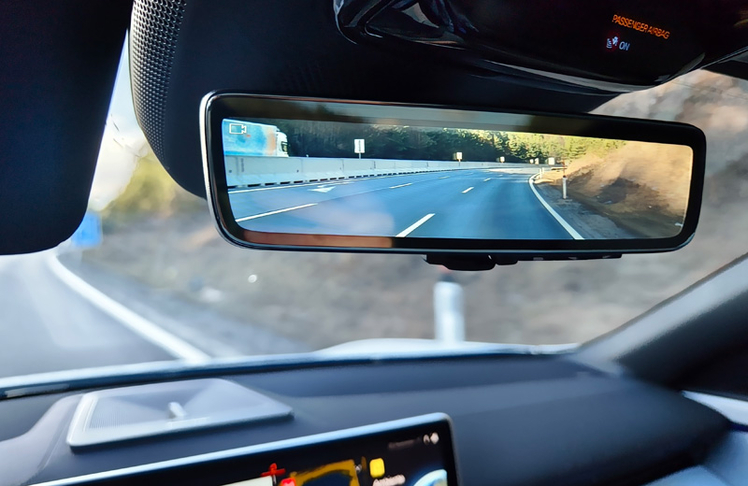 Der digitale Innenspiegel funktionierte selbst bei Regen und bei Nacht einwandfrei, dennoch bleibt das Konzept gewöhnungsbedürftig.