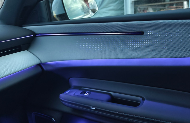 Premiumflair: In vielen Farben einstellbares Ambientelicht, das sogar durch die Bezüge der Türtafeln durchschimmert.