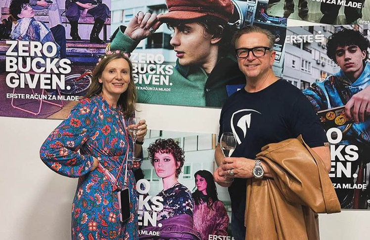 Ulli und Bürgermeister Helmut Linhart in der Ausstellung Circus Molacek vor den Plakaten von Wolfgang Zac. © Agathon Koren