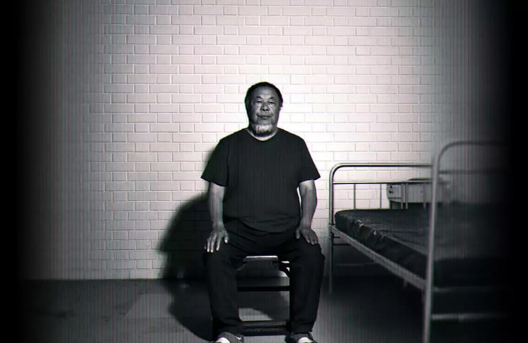 Ai Weiwei ist begibt sich für die Aktion Sewing a Button für 24 Stunden in eine nachgebaute Gefängniszelle. © Ai Weiwei