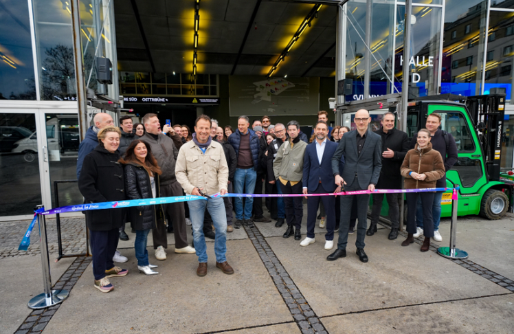 ESC-Executive-Producer Michael Krön (links am Band) und Thomas Waldner (Geschäftsführer der Wiener Stadthalle) mit dem Song-Contest-Core-Team.