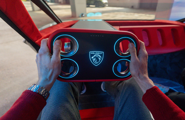 Hauptverantwortlich dafür ist das sogenannte Hypersquare Lenkungssystem. Damit verabschiedet sich Peugeot bewusst vom klassischen runden Lenkrad und präsentiert einen neuen Ansatz für das Cockpit. Das System ist mit der elektronischen Steer-by-Wire-Technologie gekoppelt, also mit einem Lenksystem ohne mechanische Verbindung zwischen Lenkung und Rädern.  