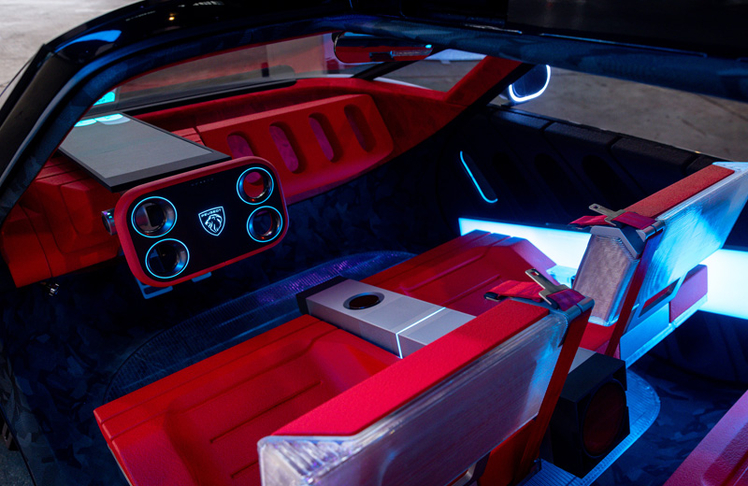 Auch das restliche Interieur des Polygon Concept interpretieren die Franzosen radikal neu. Die wichtigsten Funktionen sind so angeordnet, dass sie direkt an den vier Ecken des Hypersquare über sogenannte Pods erreichbar sind.