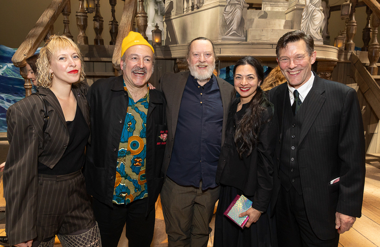 V.l.n.r.: Jennifer Weiss (Dialogfassung), Aitor Basauri (Regie), Julian Crouch (Bühnenbild & Kostüme), Gail Skrela (Choreographie) und Toby Park (Regie)