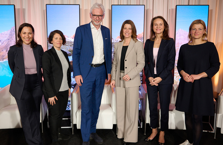 V.l.n.r: Moderatorin Manuela Raidl, Karina Knaus, Head of Department - Market Information and Transparency bei Acer, Michael Strugl, Präsident Oesterreichs Energie & CEO Verbund AG, Barbara Schmidt, Generalsekretärin von Oesterreichs Energie, Patricia Neumann, CEO Siemens AG Österreich & IV-Vizepräsidentin und Barbara Teiber, Vorsitzende Gewerkschaft GPA