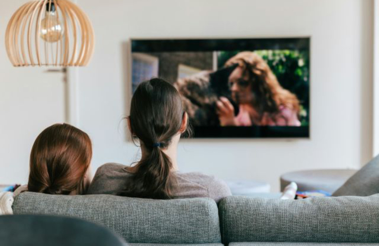 Wohnzimmer mit TV © unsplash.com/Kevin Woblick