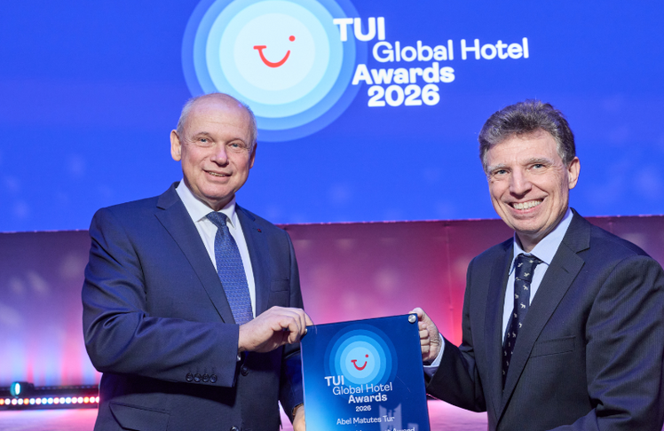 Abel Matutes Tur (r.), Mitbegründer und Präsident von Sirenis Hotels & Resorts, erhält den Lifetime Achievement Award von Sebastian Ebel, Vorstandsvorsitzender der Tui Group