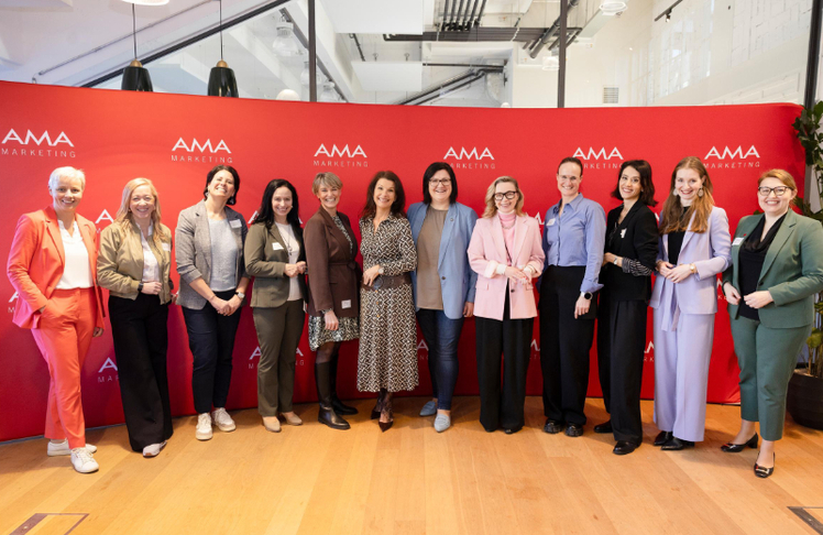 V.l.n.r.: Daniela Morgenbesser (FemAgrar), Sabine Kronberger (Journalistin und Coach), Sabine Reisner (Hofer), Astrid Brunner (LK Bäuerinnen Österreich), Bernadette Jandl (Frau in der Wirtschaft), Manuela Lindlbauer (Lindlpower Group), Johanna Prodinger (NTÖ), Barbara Haas (Kleine Zeitung), Karoline Scheucher (Steirerfleisch), Lena Karasz (AMA), Verena Scherfranz (Moderation) und Christina Mutenthaler-Sipek (AMA-Marketing). © AMA-Marketing / www.schwarz-koenig.at