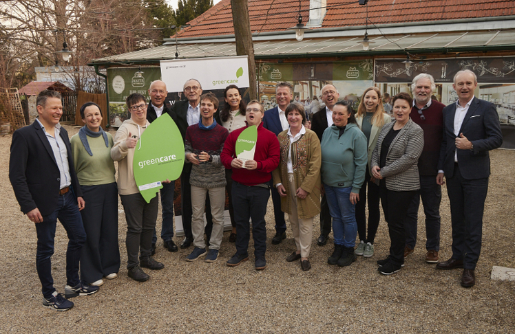 Green-Care Geschäftsführer Günther Mayerl bei der Hoftafelübergabe an Thomas Podsednik (Weingut Mayer), Barbara Wimmer, Hans und Petra Schmid, Manuela Buxer und Robert Fitzthum (Wir für greencare).