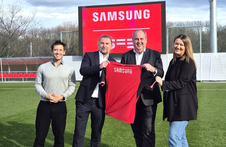 V.l.n.r.: Antonio Marques-Perez (Strategy Product Manager, Partnerships & New Business bei Samsung Electronics Österreich), Manuel Laporta (Head of Division TV/AV bei Samsung Electronics Österreich), Josef Pröll (ÖFB-Aufsichtsratsvorsitzender) und Amela Mandzic (Functional Lead MarCom Consumer Electronics bei Samsung Electronics Österreich) © Samsung