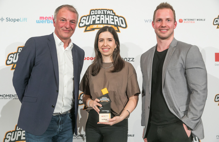 Sophie Ströbitzer (ORF) wurde zum "Digital Superhero of the year 2025" in der Kategorie "Medien" gewählt. André Eckert vom Kategoriensponsor audienzz (l.) und iab-Austria-Präsident Hannes Wurzwallner gratulierten.