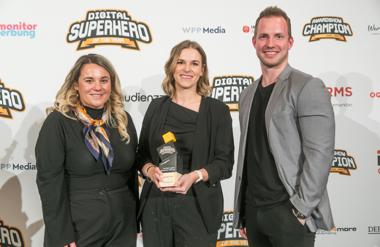 Michaela Augesky (Österreich Werbung) wurde zum "Digital Superhero of the year 2025" in der Kategorie "Auftraggeber:in" gewählt. Carina Kaiser vom Kategoriensponsor SlopeLift (l.) und iab-Austria-Präsident Hannes Wurzwallner gratulierten.