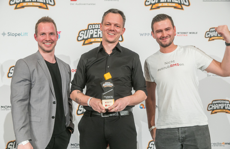 Georg Wenger-Rami (ökostrom AG) wurde im Rahmen der "Digital Superhero of the year Awards 2025" mit dem Sonderpreis "Sustainability" ausgezeichnet. iab-Austria-Präsident Hannes Wurzwallner (l.) und Sonderpreis-Sponsor Josip Cukic (RMS Austria) gratulierten.