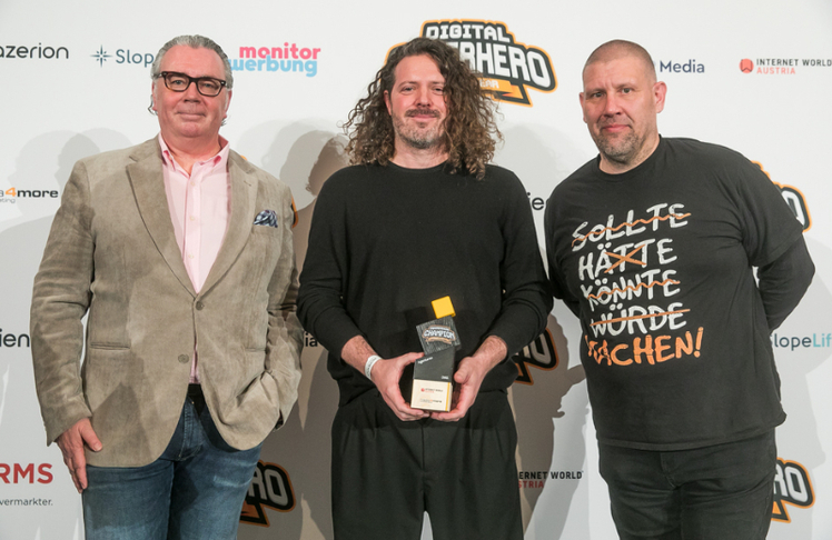 Sebastian Kaufmann (Executive Creative Director von Demner, Merlicek und Bergmann/DMB.) durfte sich als "Awardshow Champion of the year 2025" in der Kategorie "Agenturen" feiern lassen. Maximilian Mondel (Co-Founder Momentum Wien und Chefredakteur Internet World Austria; l.) und Bewerbssponsor Peter Rosenkranz (Founder von media4more) gratulierten.