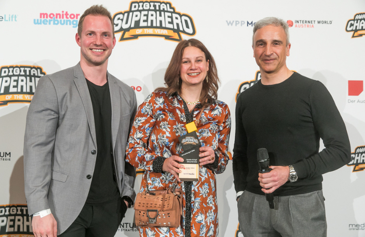 Daniela Schopf (ShowHeroes) wurde zum "Digital Superhero of the year 2025" in der Kategorie "Vermarktung & Sales" gewählt. iab-Austria-Präsident Hannes Wurzwallner (l.) und Martin Distl vom Kategoriensponsor WPP Media gratulierten.