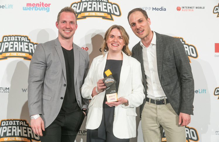 Tanja Hahn (CTS Eventim) wurde zum "Digital Superhero of the year 2025" in der Kategorie "Innovation" gewählt. iab-Austria-Präsident Hannes Wurzwallner (l.) und Josef Maier vom Kategoriensponsor monitorwerbung gratulierten.