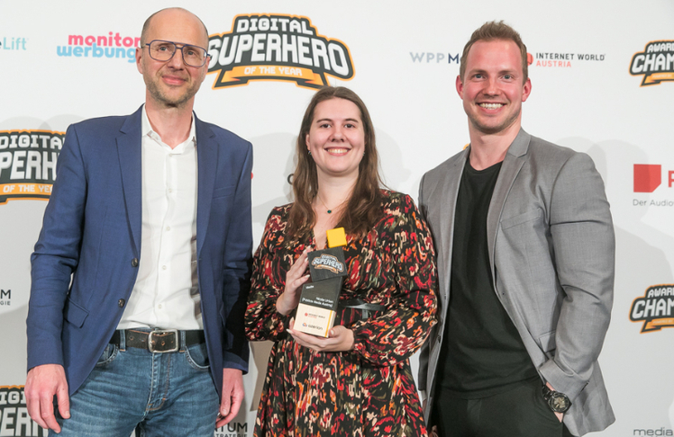 Nicole Urban (Publicis Media Austria) wurde zum "Digital Superhero of the year 2025" in der Kategorie "Media" gewählt. Alexander Leitner vom Kategoriensponsor Azerion Austria (l.) und iab-Austria-Präsident Hannes Wurzwallner gratulierten.