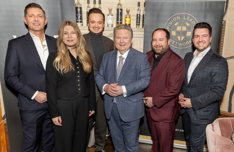 V.l.n.r.: Alexander Langgruber (Geschäftsführer von Yield), Emma Neuber (Agency & Event Coordinator bei Yield), Nikolaus Hutter (Head of Public Affairs bei Yield), Michael Ludwig (Bürgermeister Wien), Meinungsforscher Christoph Haselmayer und Christian Zsovinecz (CSO von Opinion Leaders Network). 