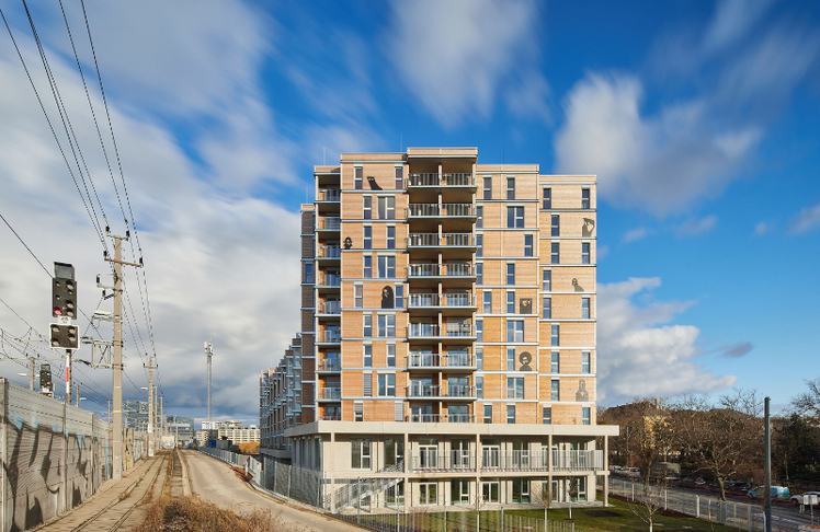 Zwei Jahre nach dem Spatenstich feierte das Wohnprojekt B.R.I.O. im Quartier Neues Landgut mit der offiziellen Wohnungsübergabe einen weiteren Meilenstein © Emilblau/Martin Geyer