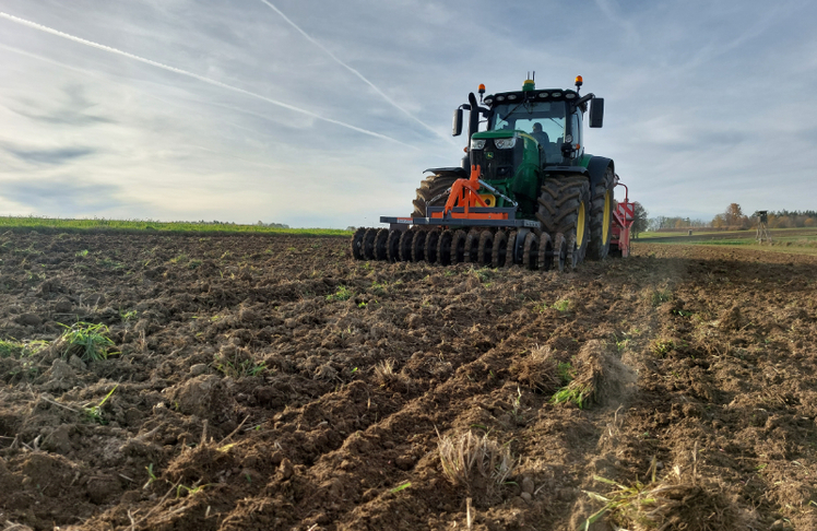 Exakte Geodaten der Felder unterstützen den:die Fahrer:in in der Anwendung des automatischen Lenksystems sowie der SectionControl Anwendungen der Anbaugeräte.