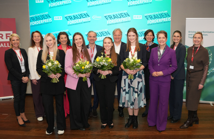 Die Jury mit den Preisträgerinnen.