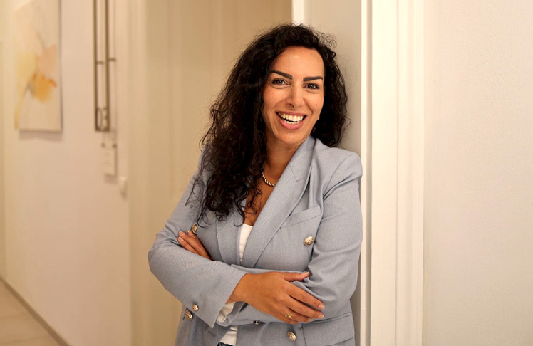 Botox vs. Hyaluron: Dr. Sara Abayev, Expertin für Plastische Chirurgie in Wien, erklärt die Unterschiede, Anwendungsbereiche und Behandlungsdauer. © Dr. Sara Abayev