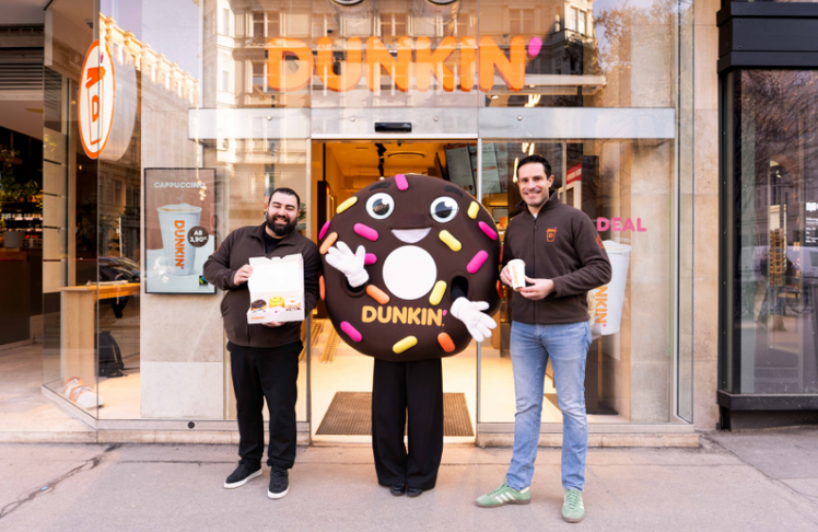 V.l.n.r.: Marcos Coban, Operations Manager bei M&D Restaurant Development GmbH, Dunkin‘ Maskottchen und Karl Franz Gundacker, Head of Expansion & Business 
Development bei M&D Restaurant Development GmbH