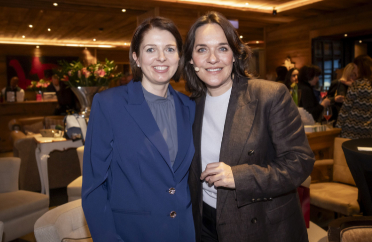 Katharina Sepp, ärztliche Leiterin der Sacher Academy For Better Aging (l.), und Moderatorin Eva Pölzl.