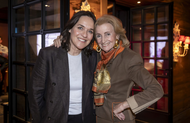 Moderatorin Eva Pölzl (l.) mit Gastgeberin Elisabeth Gürtler.