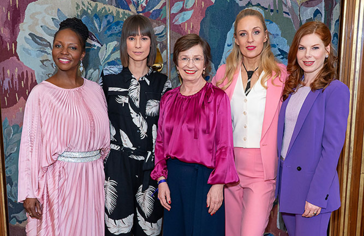 V.l.n.r.: die Sängerinnen Rachelle Jeanty und Christina Stürmer, Österreichs First Lady Doris Schmidauer sowie die beiden Moderatorinnen Lilian Klebow und Teresa Vogl 