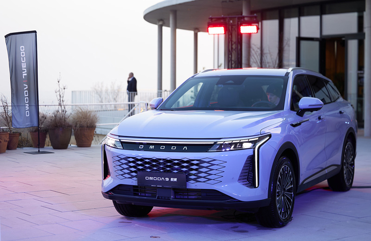 Mit einer Länge von 4,78 Metern positioniert sich der Omoda 9 klar im oberen SUV-Segment.