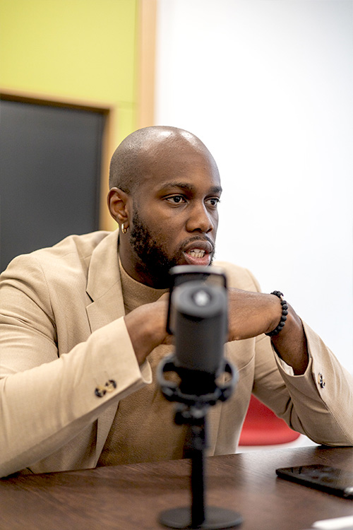 Rilwan Mogaji, SEO Experte in Wien, erklärt im Interview, warum Suchmaschinenoptimierung trotz KI-Boom weiterhin entscheidend für digitale Sichtbarkeit ist.