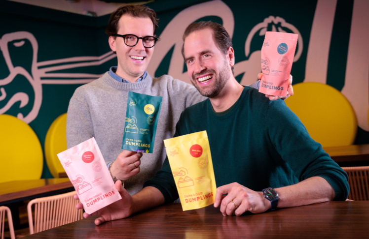 Die ballroom‑Gründer Fabian Bican und Dominik Ertl‑Lorenz starteten vor sieben Jahren mit ihrem Restaurant in Wien. Mit der Zusammenarbeit mit Spar schaffen sie nun den Schritt vom Lokal in die heimischen Tiefkühlregale.