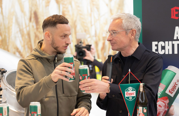 Marko Arnautović und Rainer Pariasek stoßen mit der neuen Limited Edition an.