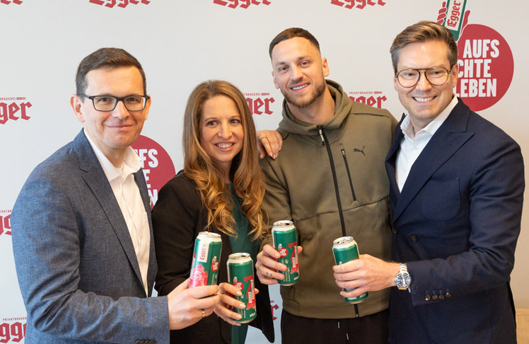 V.l.n.r.: Klaus Schörghofer, CEO Egger Getränke, Marion Karl, Head of Marketing Egger Getränke, Marko Arnautović und Ralph Hofmann, CCO Egger Getränke