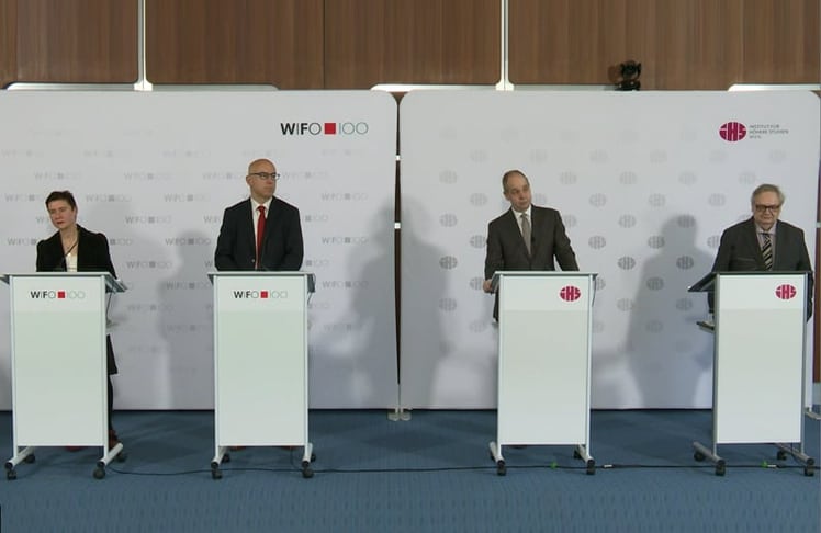 V.l.n.r: Margit Schratzenstaller, Gabriel Felbermayr, Holger Bonin und Helmut Hofer am 10. April bei der Präsentation der Frühjahrsprognosen © Screenshot: www.ihs.ac.at