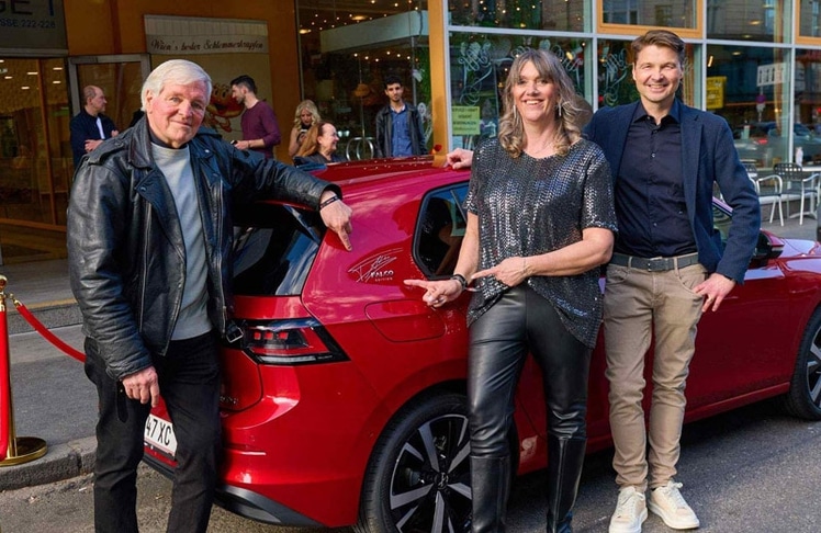 V.l.n.r.: Conny de Beauclair, Gudrun Zeilinger und Wilfried Weitgasser mit der Golf Falco Edition vorm Kultclub U4.