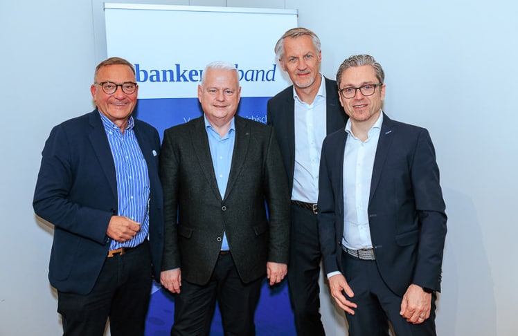 V.l.n.r.: Heinz Stiastny (Arrow ECS Österreich & Vorstand im ZRK), Michael Vetter (CIO, deutsches Bundesministerium der Verteidigung), Mathias von Bescherer (Managing Director DACH, Arrow ECS Germany) und Roman Prinz (Country Manager Österreich, Check Point Software).