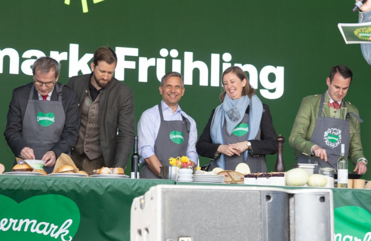 Wiener Landtagspräsident Christian Meidlinger (links) und Bundesminister Wolfgang Hattmannsdorfer (Mitte) schwangen zum Auftakt den Kochlöffel. © LEADERSNET / C.M. Stowasser