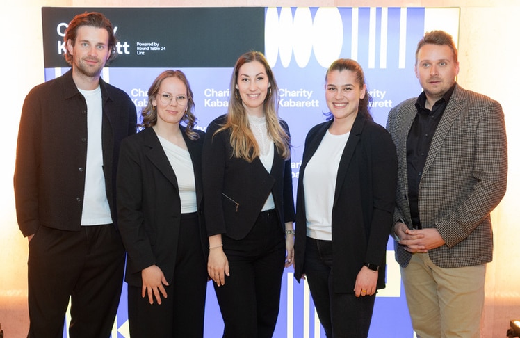 V.l.n.r.: Lukas Binder (Organisator Charity Kabarett / stroblbinder), Bettina Schwaiger (Hinterstoder-Wurzeralm Bergbahnen), Andrea Zielinski (Hinterstoder-Wurzeralm Bergbahnen), Katharina Zarembach (Life Radio) und Georg Kiesenhofer (Round Table 24 Linz).