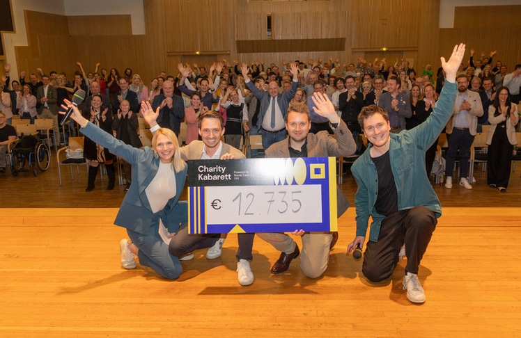 V.l.n.r.: Victoria Langbauer (Moderatorin), Manuel Kienbacher (Round Table 24 Linz), Georg Kiesenhofer (Round Table 24 Linz) und Hosea Ratschiller (Kabarettist).