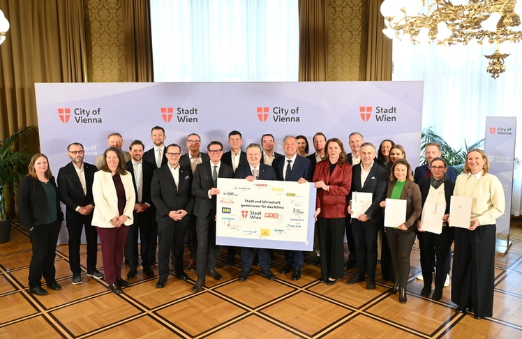 Klimastadtrat Jürgen Czernohorszky, Wiens Bürgermeister Michael Ludwig, Wirtschaftskammer Wien-Präsident Walter Ruck und NEOS-Klubobfrau Selma Arapović gemeinsam mit den Vertreter:innen der 17 teilnehmenden Unternehmen.