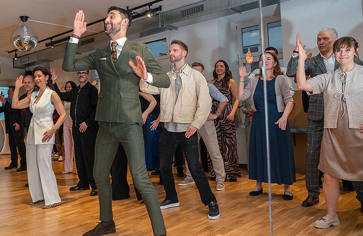 Tanzschulbesitzer Dimitar Stefanin verhalf seinen Gästen zum "Tanzschein". © Andreas Tischler