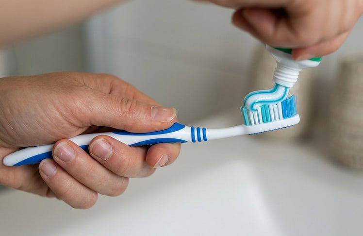 Mehr als die Hälfte der Österreicher:innen putzt noch immer mit Handzahnbürsten. (Symbolbild)