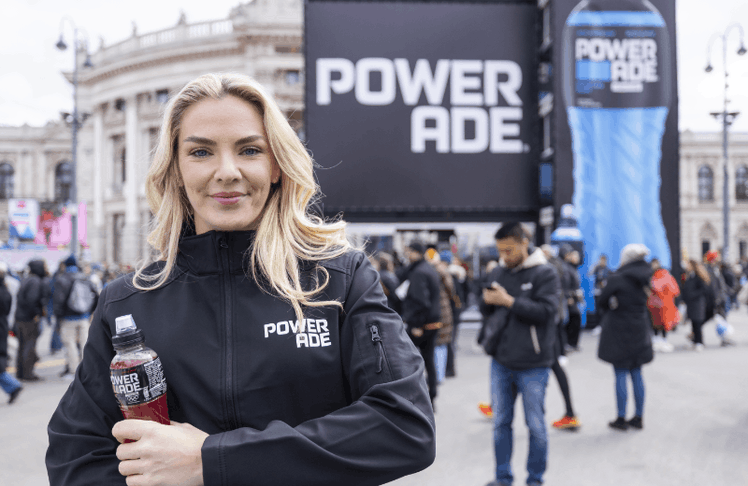 Ivona Dadic vor dem Powerade-Tower am Rathausplatz © Martin Steiger