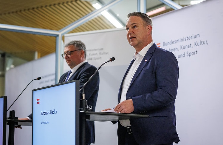 Medienminister Andreas Babler (r.) am Podium mit Staatsschutz-Staatssekretär Jörg Leichtfried.