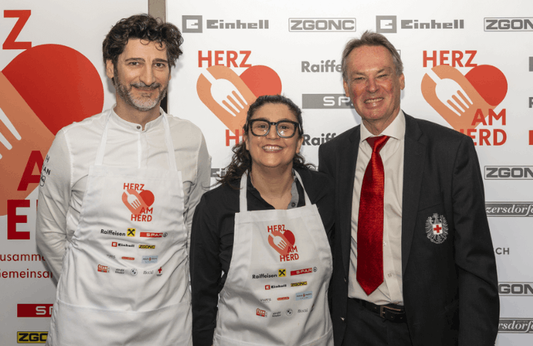 V.l.n.r.: die Spitzenköch:innen Paul Ivic und Parvin Razavi gemeinsam mit Michael Opriesnig, Generalsekretär des Österreichischen Roten Kreuzes