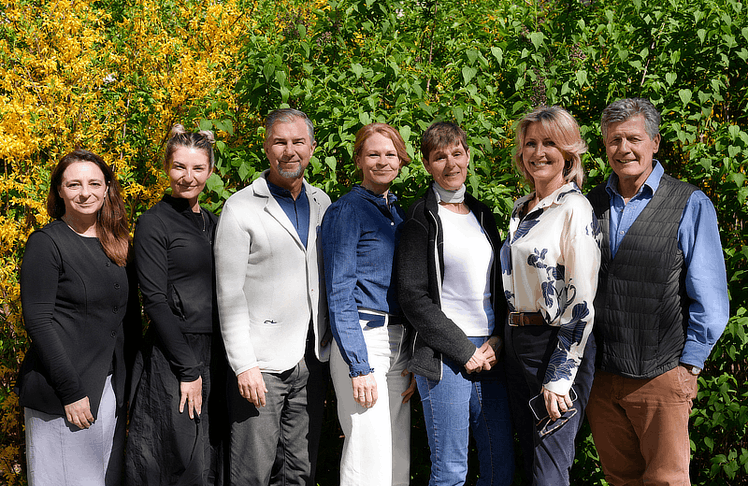 V.l.n.r.: Die Jury bestehend aus Marion Hofer, Anna Iziks, Bernhard Degen, Caroline Schlinter-Maltan, Romana Fertl sowie Martina und Karl Hohenlohe
