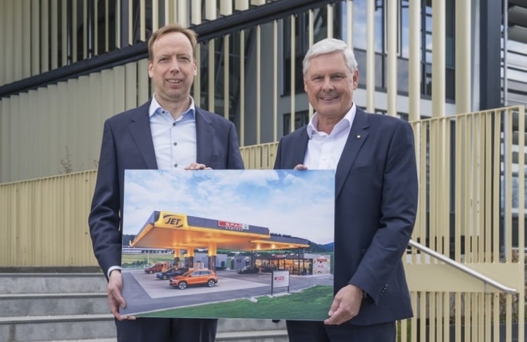 Spar-Vorstandsvorsitzender Hans K. Reisch sowie Jet Tankstellen Austria-Geschäftsführer Erik Gille freuen sich über die fünf gemeinsamen Spar express-Tankstellenshops.