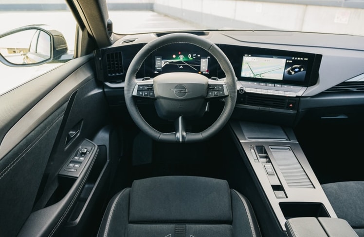 Aufgeräumtes Cockpit mit 10 Zoll Touchscreen in der Mittelkonsole und 10 Zoll-Fahrerinfodisplay.